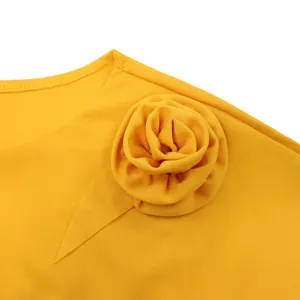 Ripresa macro dettagliata della decorazione a fiore in tessuto su un abito giallo