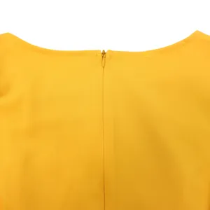 Dettaglio ravvicinato di un abito giallo a maniche corte con cerniera invisibile dietro