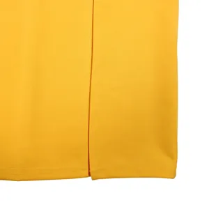 Dettaglio ravvicinato dello spacco sull'orlo e delle cuciture di questo abito aderente giallo