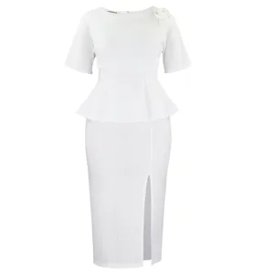 Dettaglio dell'abito peplum bianco elegante con spacco frontale e decoro a rosa
