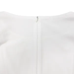 Primo piano del colletto posteriore del vestito bianco con cerniera nascosta