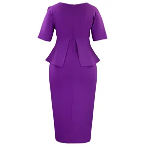 Vista posteriore dettagliata di questo elegante abito midi viola a maniche corte con peplo