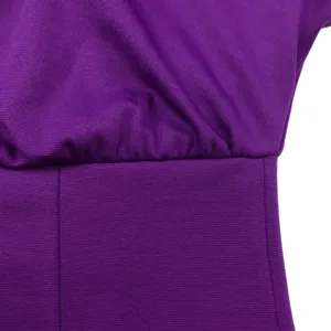 Vista dettagliata della vita alta arricciata con cuciture su un abito elegante viola.
