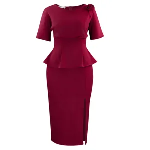 Elegante abito longuette bordeaux con peplo, maniche corte, spacco laterale e rosa sulla spalla.