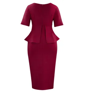 Vista posteriore di un elegante abito midi bordeaux con dettaglio peplo in vita