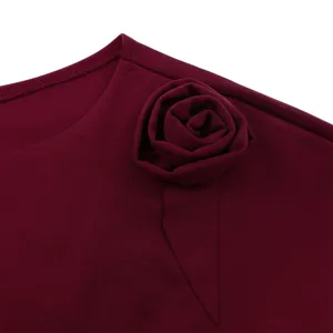 Primo piano dell'elegante rosa in tessuto 3D su un abito alla moda color bordeaux.
