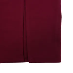 Vista macro dei dettagli delle cuciture e dello spacco laterale di questo vestito bordeaux