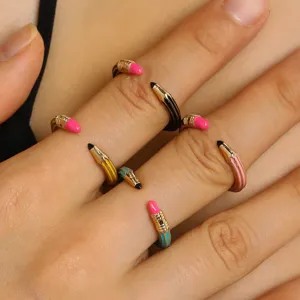 Nahaufnahme von bunten spiralförmigen Ringen in Bleistiftform mit Emaille-Tropfen-Finish auf Fingern