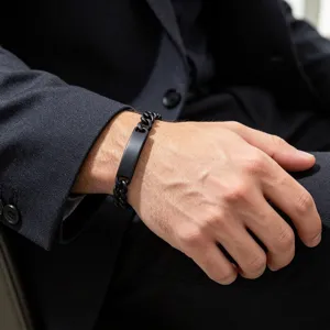Heren mat zwart titanium staal schakelarmband met gebogen plaat voor stijlvolle dag.
