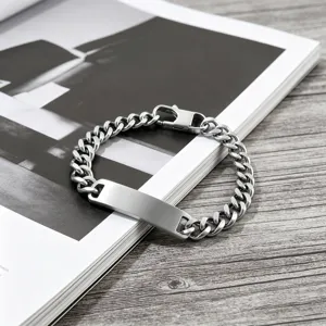 Moderne RVS heren schakelarmband met matte gebogen ID plaat in minimalistisch ontwerp