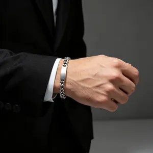 Close-up heren titanium staal Cubaanse schakelarmband met matte gebogen plaat.