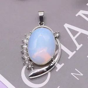 Opal Strass Legierung Anhänger Halskette Zubehör Hauptansicht, elegantes glänzendes Design.