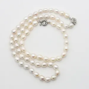 Elegante collana multistrato in perle d'acqua dolce naturali con chiusura in metallo.