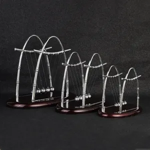 Culla di Newton Sfere di Equilibrio Fisica Scienza Giocattolo da Scrivania Sfere in Metallo Acciaio Base in Plastica Ornamento Decorativo da Ufficio Regalo