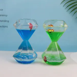 Détail en gros plan du bulleur de mouvement liquide double avec de mignons poissons flottants.