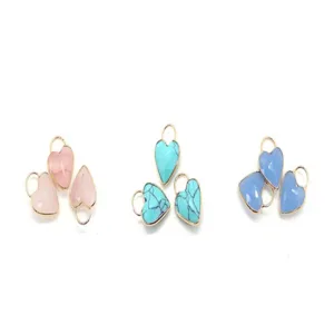 Detailansicht von herzförmigen facettierten Edelstein-Anhängern mit Goldring für DIY-Schmuck