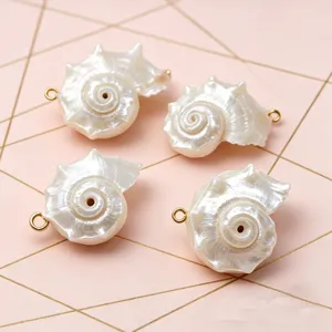 Close-up van de details van witte schelp hangers, glanzende parelmoer textuur voor sieraden.