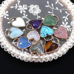 Herzförmige facettierte Edelstein-Anhänger mit goldenen Ringösen für DIY-Schmuckzubehör.