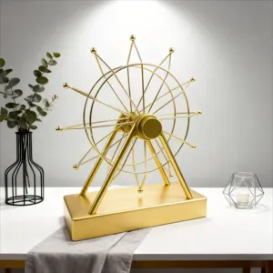 Dettaglio della scultura ruota panoramica in metallo dorato per decorazione da scrivania moderna.
