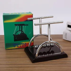 Newtonwiegen Kugelstoss pendel Physik Wissenschaft Schreibtisch Deko Detailansicht