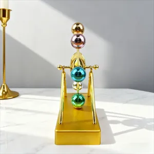 Oggetto d'arte cinetica moto perpetuo giocattolo da scrivania, sfere metalliche colorate.