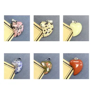 Natürlicher Edelstein asymmetrischer Herz Kristall Anhänger für DIY Schmuck Zubehör.