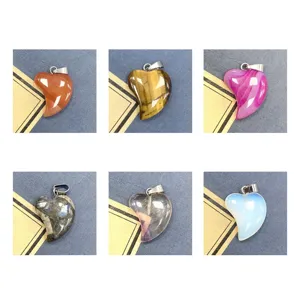 Detailansicht von asymmetrischen Herz-Edelstein-Anhängern aus Naturstein für DIY-Schmuck