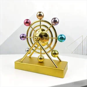 Scultura d'arte cinetica celeste con sfere metalliche colorate per decorazione da scrivania.