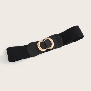 Nahaufnahme eines breiten Damen-Stretchgürtels in Schwarz mit goldener Doppelring-Schnalle.