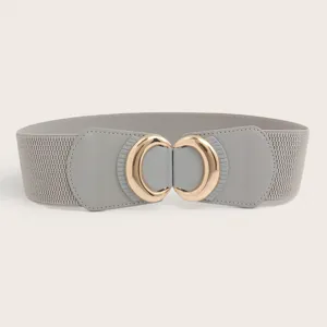 Nahaufnahme des elastischen Damen Taillengürtels mit schicker goldener Metallringschließe.