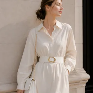 Elegantes weißes Hemdkleid für Damen mit breitem elastischem Taillengürtel im Sommer.