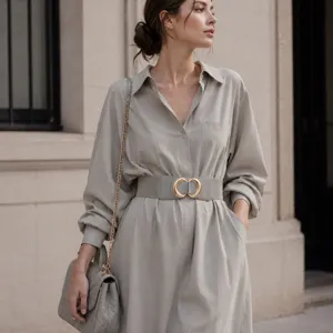 Detailansicht des eleganten Damen Hemdblusenkleids mit breitem Elastikgürtel und modischer Tasche.