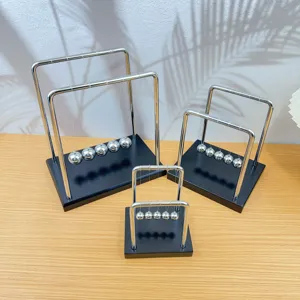 Detailweergave vierkante metalen Newton pendel balans ballen, bureau wetenschap decor.