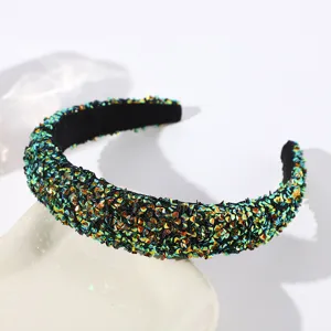 Nahaufnahme des funkelnden Strass Haarreifs mit detaillierter Textur und schimmernden Steinen.