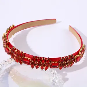 Vue détaillée du serre-tête luxueux en strass cristal rouge avec bordure dorée, accessoire vintage.