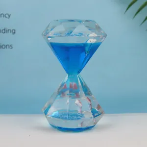 Sablier liquide diamant créatif huile bureau déco avec poissons flottants vue détaillée.