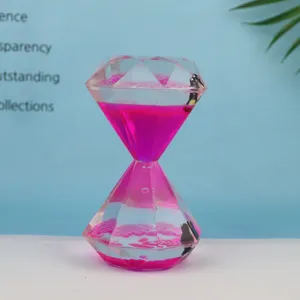 Gros plan détaillé du sablier à huile liquide en diamant avec flux rose vif.