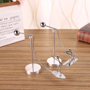 Metalen balans speelgoed kinetische bureau sculptuur ijzeren man surfen decoratie