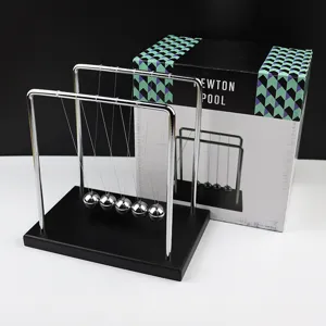 Metalen Newton wieg balans ballen fysica decoratie detail bureau kantoor ornamentjes