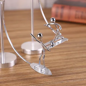 Metalen balans speelgoed kinetische kunst bureau decoratie surfen kleine ijzeren man cadeau