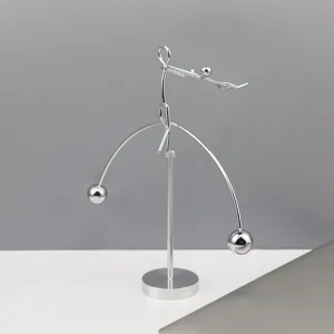 Gedetailleerd aanzicht van het metalen natuurkundige balansornament, bureaudecoratie.