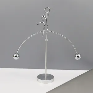 Gedetailleerd overzicht van het metalen balanswerk speelgoed trapeze design, bureau decoratie.