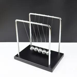 Metalen Newton Wieg balans ballen met massief houten basis voor kantoor decoratie.