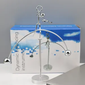 Gedetailleerd overzicht van metalen balansspeelgoed, bureau decoratie ornament cadeau.
