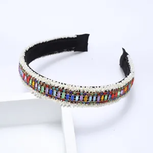 Nahaufnahme des funkelnden bunten Strass- und Perlen-Haarreifs mit schmalem Stoffdesign.