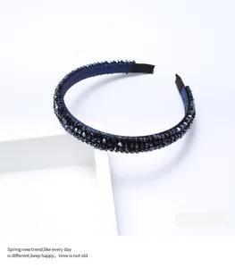 Détail du serre-tête en perles de cristal bleu foncé, cerceau de cheveux fin minimaliste.