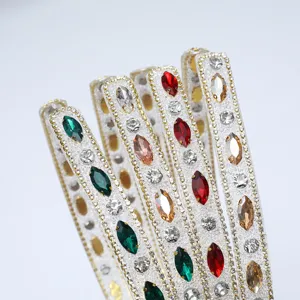 Serre-tête fin strass scintillant vue détail, accessoire de cheveux élégant en cristal style baroque femme.