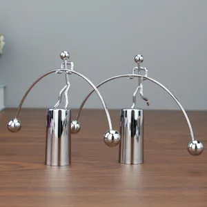 Metalen balanseerspeelgoed kinetische kunst kleine ijzeren man bureaudecoratie item.