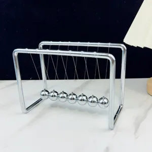 Primer plano detallado del juguete de escritorio con bolas de equilibrio de Newton.