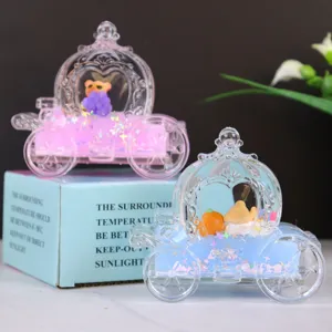 Transparant vloeibaar pompoenwagenspeelgoed desktopornament met glitters en pop binnenin cadeau.